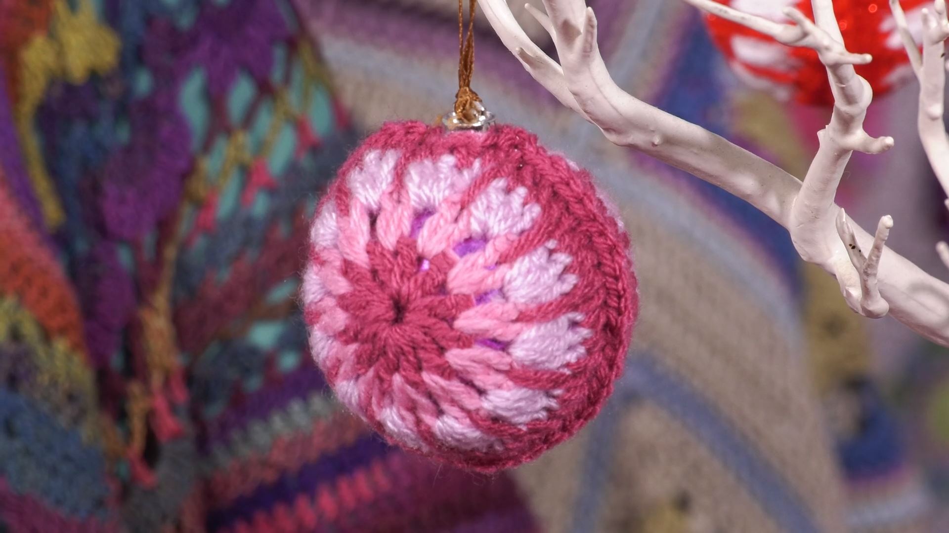 Single crochet bauble pink